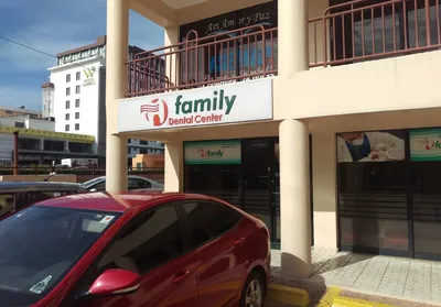 Entrada de Family Dental Center en Santo Domingo