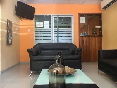 Sala de tratamiento dental moderna en Family Dental Center